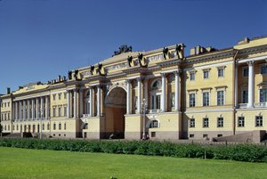 مجلس الشيوخ والمجمع ، بني في 1829-1834 بواسطة كارل إيفانوفيتش روسي